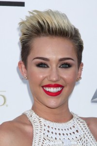 Miley Cyrus se droga en concierto