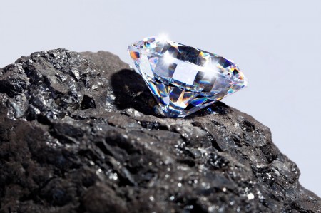 Roca rellena de diamantes