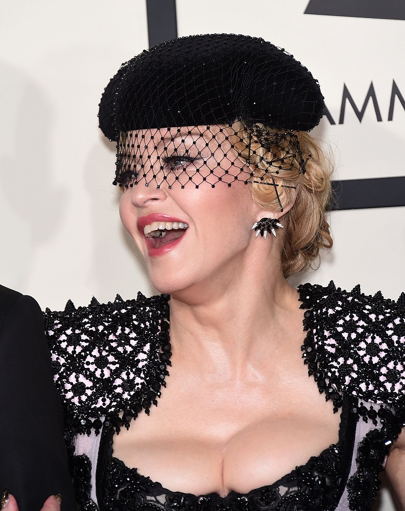 Madonna se cae en los brit awards