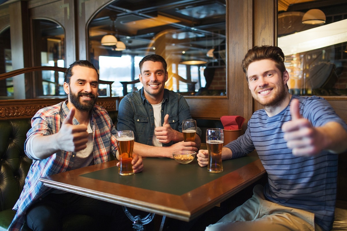 beneficios de salir al bar con amigos