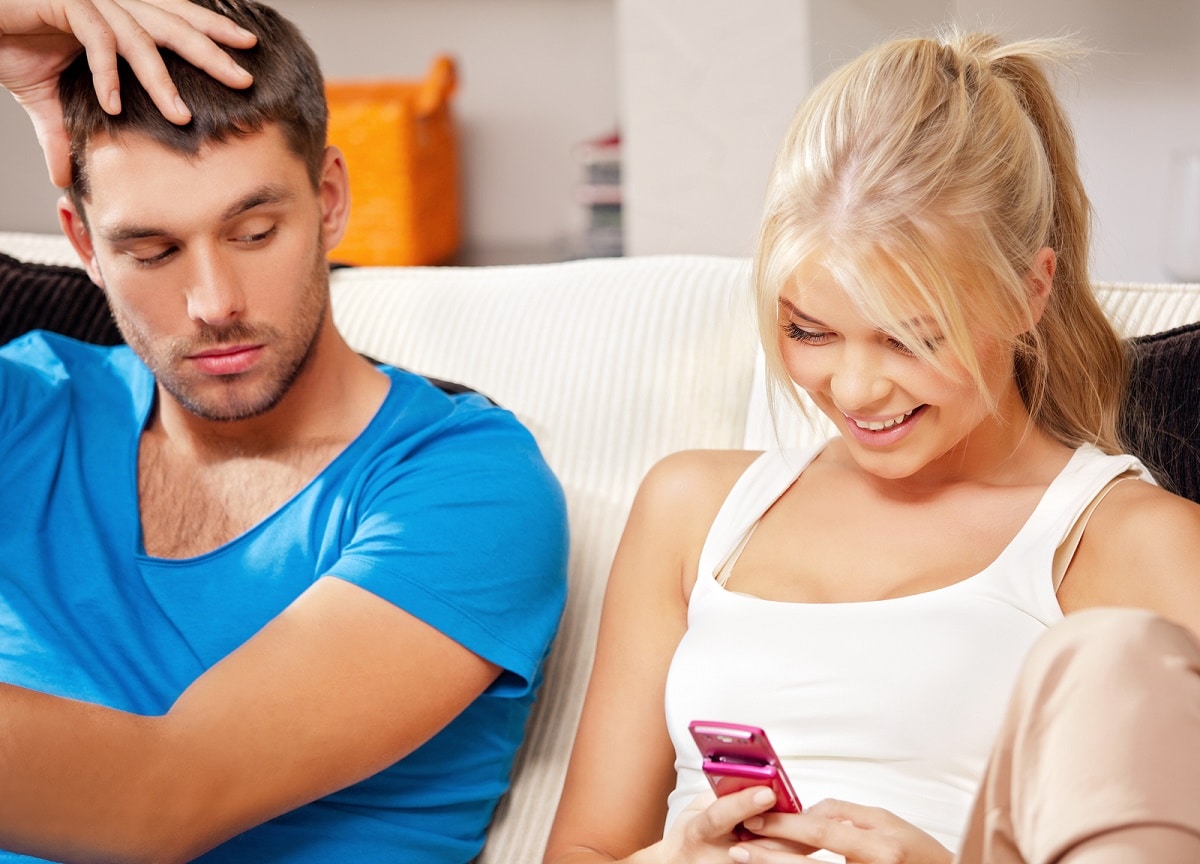 por qué es malo espiar el celular de tu pareja
