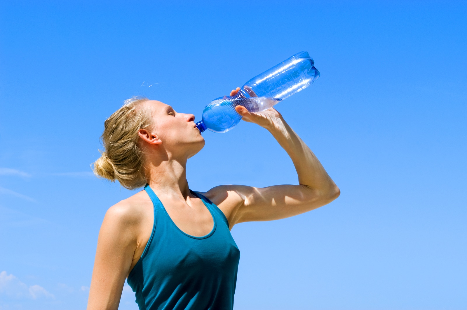 5 cosas que le pasan a tu cuerpo cuando no tomas agua