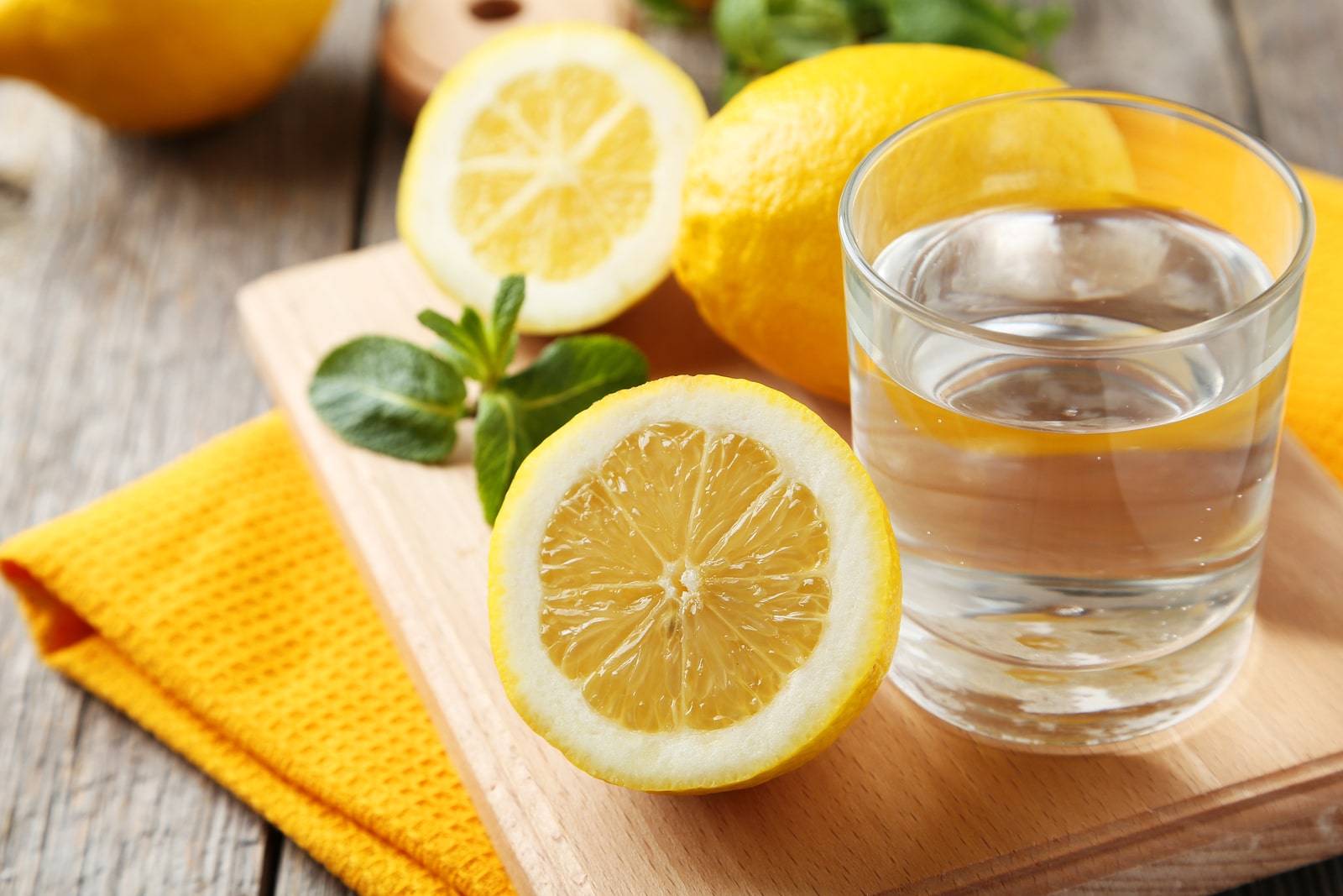 Aprovecha los beneficios de tomar agua con limón