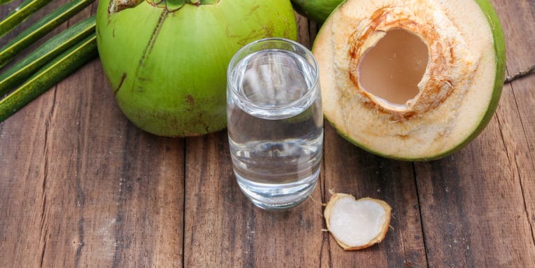 Descubre los grandes beneficios de tomar agua de coco en ayunas