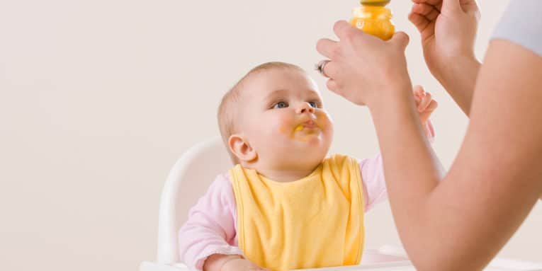 ¿Es realmente saludable alimentar a los bebés con fórmula láctea?