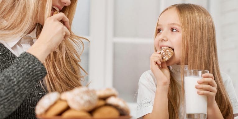 Las Mejores Galletas Orgánicas Para Niños Pequeños. Madre e hija comiendo galletas