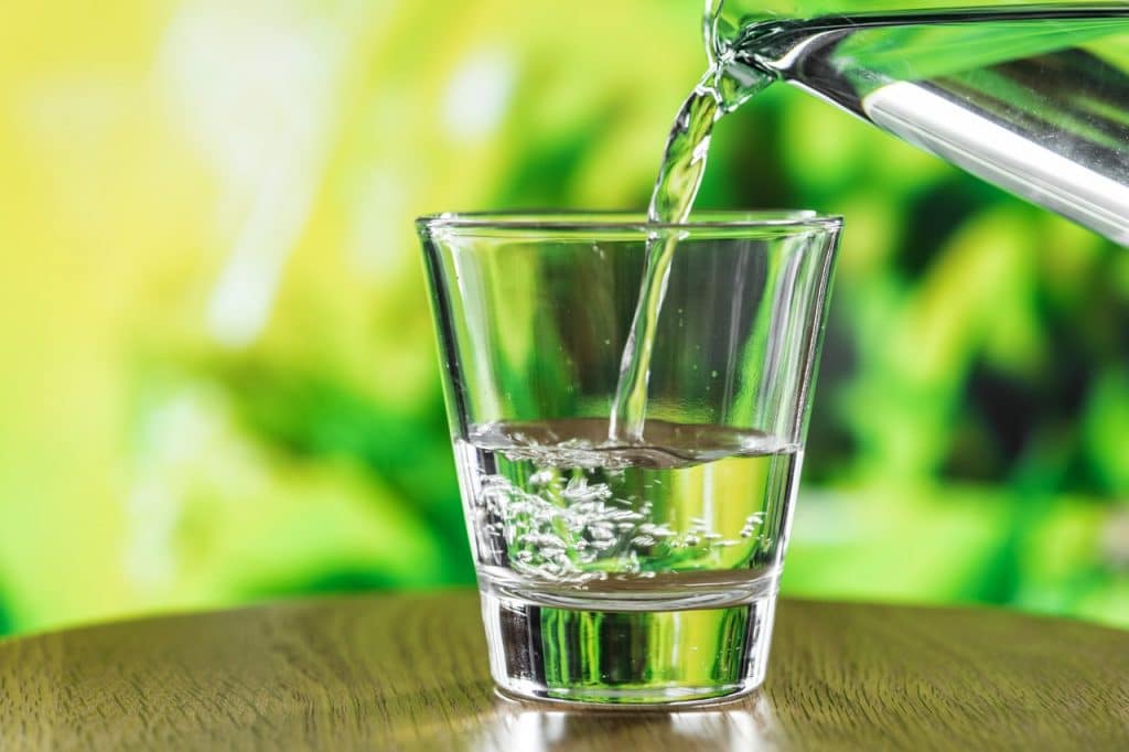 Beber agua-Cuida tu piel y evita las manchas en la cara