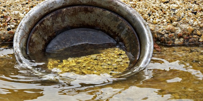 lavado de oro, lavar oro en rio, bateo de oro, como lavar oro con batea, proceso de extracción de oro artesanal, donde buscar oro en oregon
