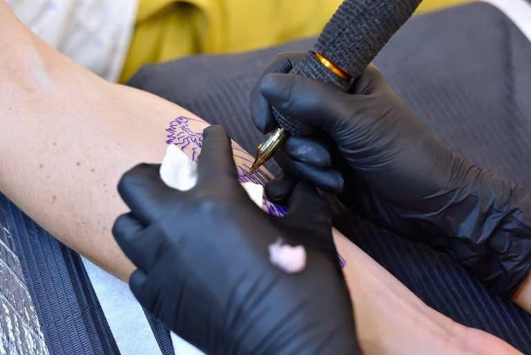 cuanto tarda en curarse un tatuaje, cuanto tiempo debo poner crema a mi tatuaje, cuanto tarda en desinflamar un tatuaje, cuanto tarda en sanar un tatuaje, cómo cuidar un tatuaje recién hecho