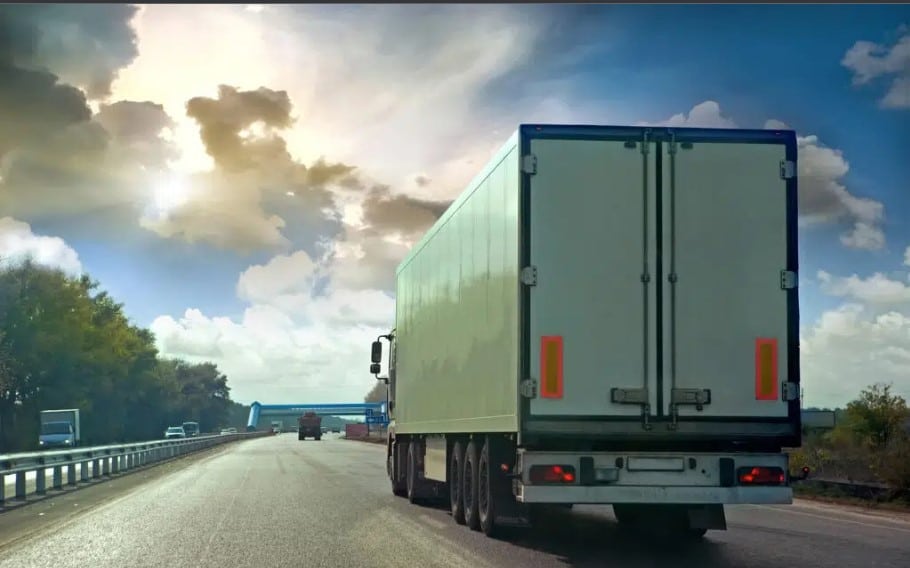 conductor de camiones, trabajo de conductor de camiones, chofer de camión de carga, ventajas de ser chofer de camión de carga, beneficios de convertirse en conductor de camión
